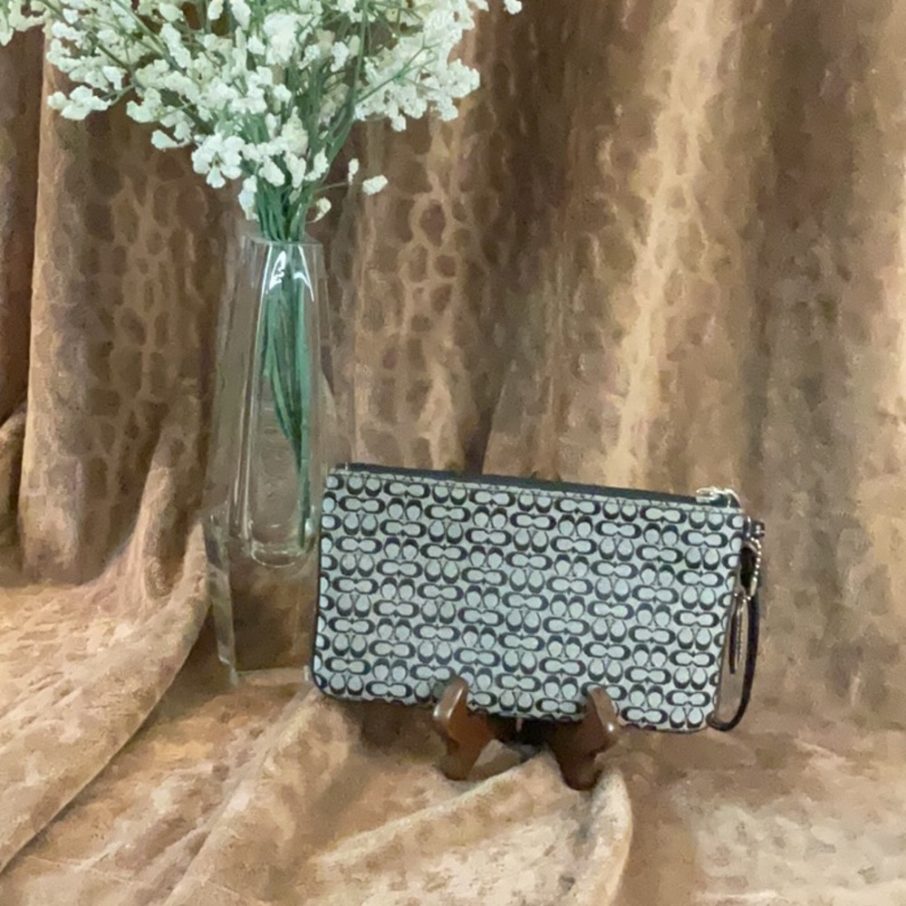 Vintage COACH Large Wristlet - Picture 3 of 8